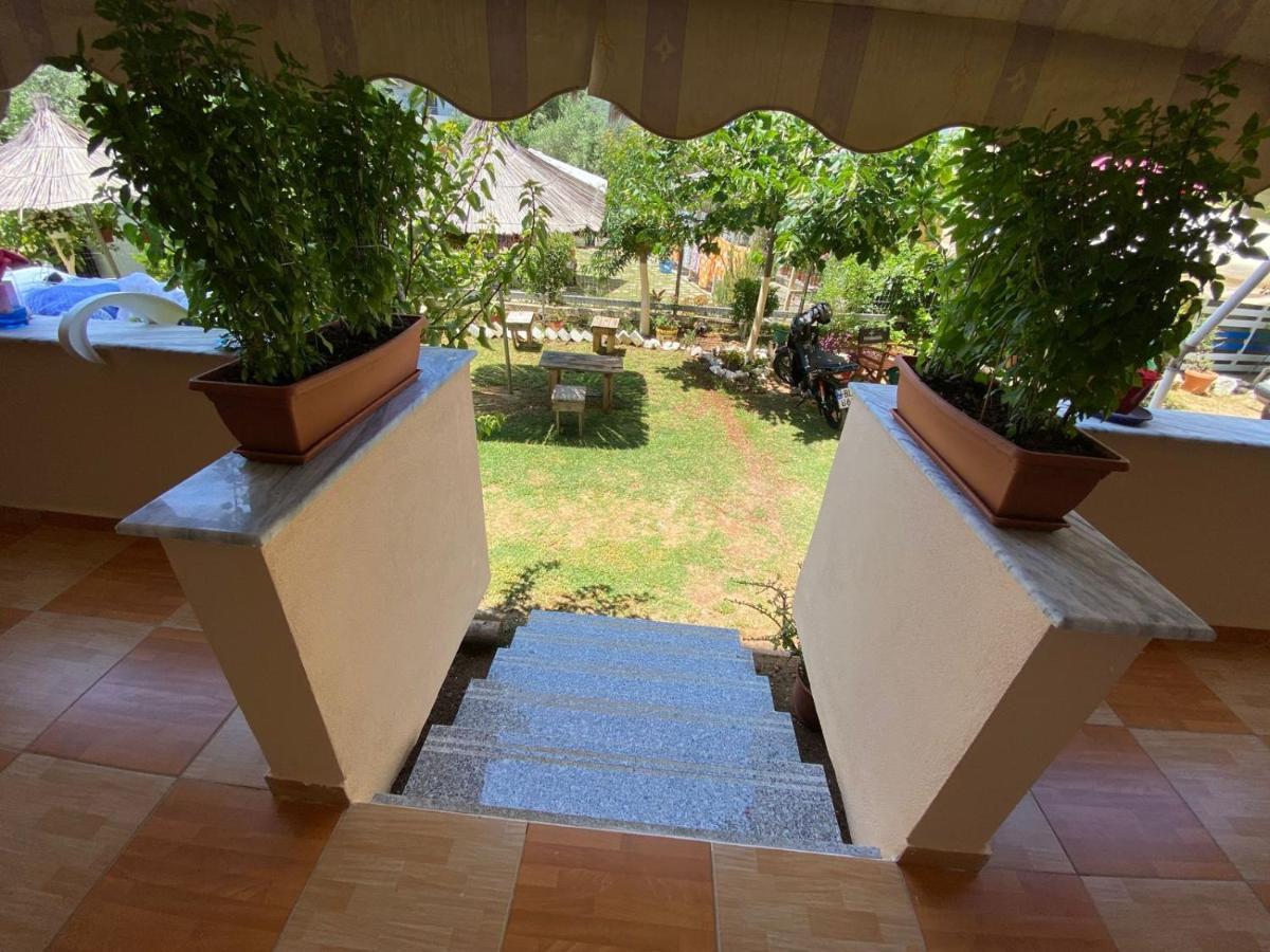 Areti Rooms Hotel Himare Esterno foto