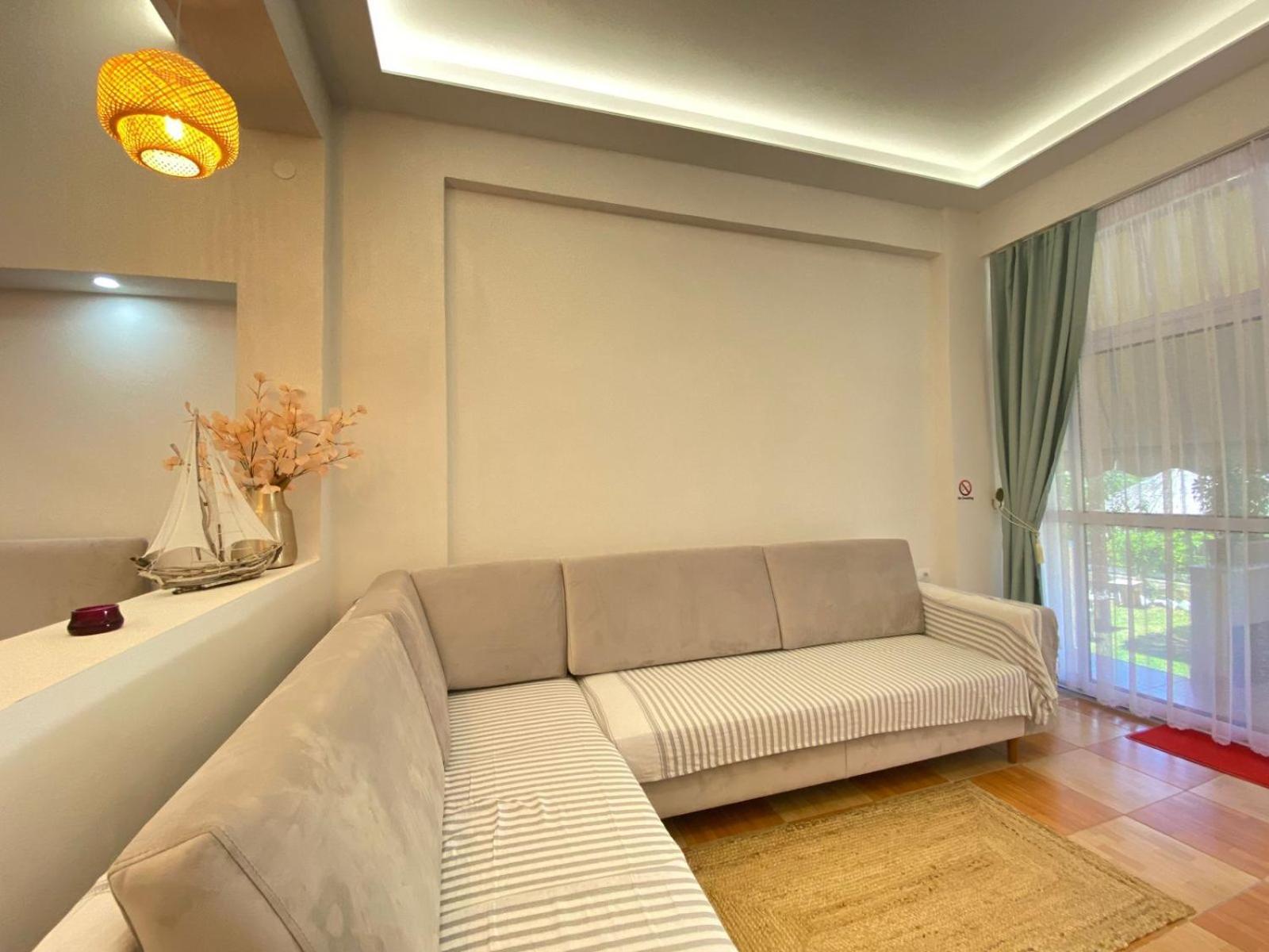 Areti Rooms Hotel Himare Esterno foto