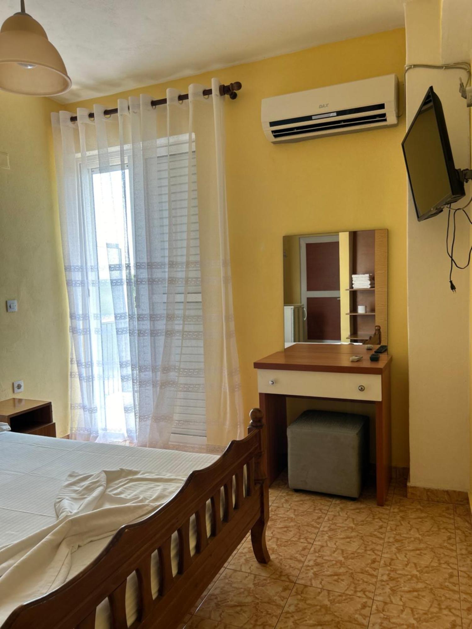 Areti Rooms Hotel Himare Esterno foto