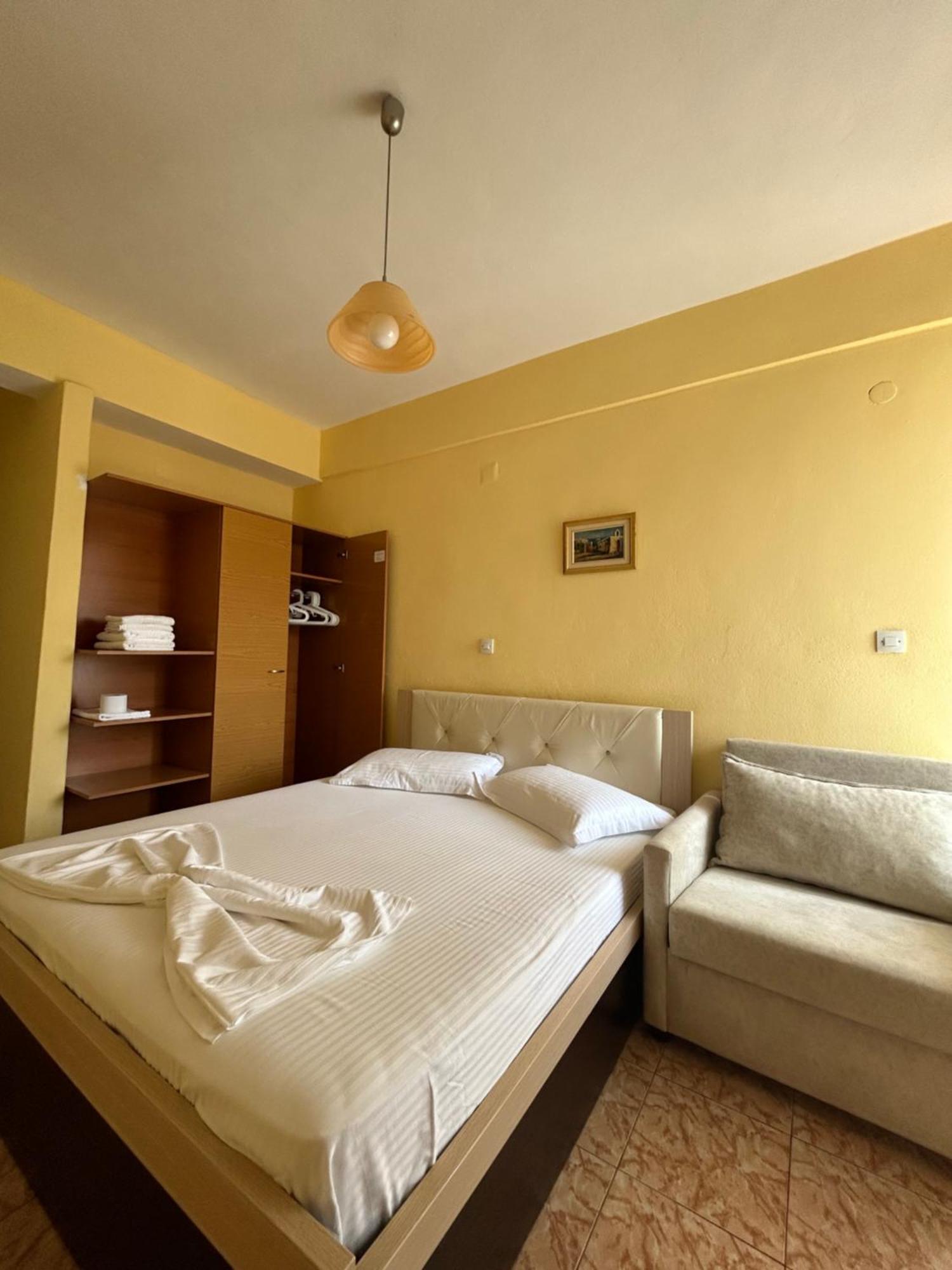 Areti Rooms Hotel Himare Esterno foto