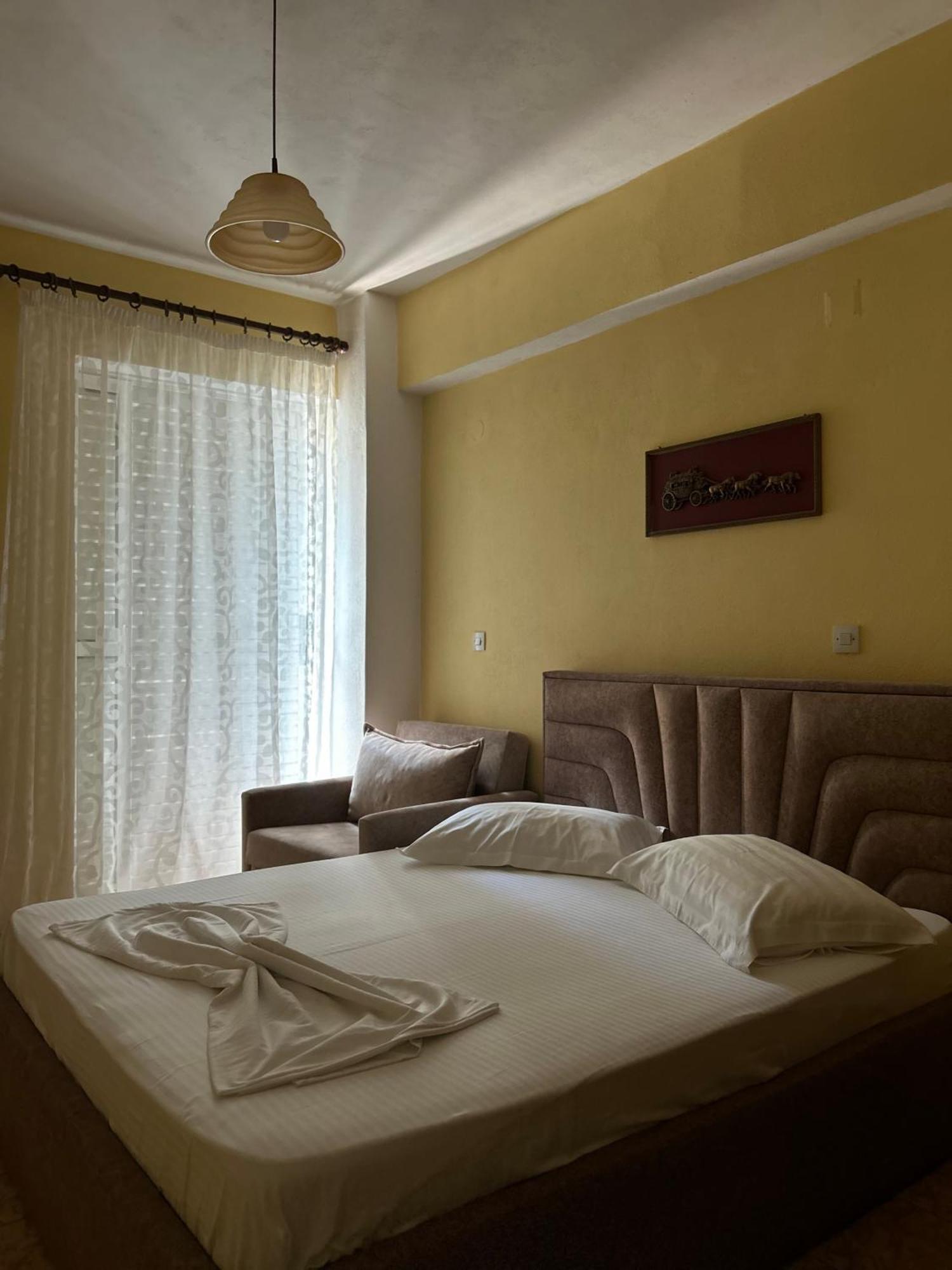 Areti Rooms Hotel Himare Esterno foto