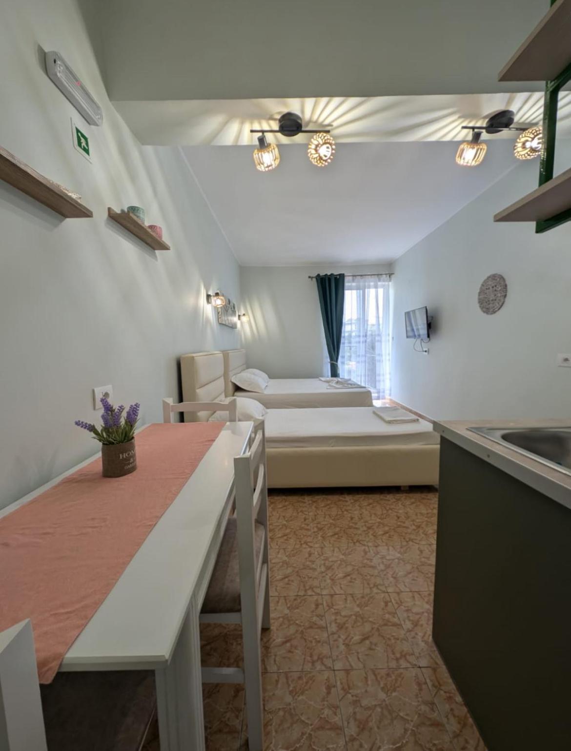 Areti Rooms Hotel Himare Esterno foto