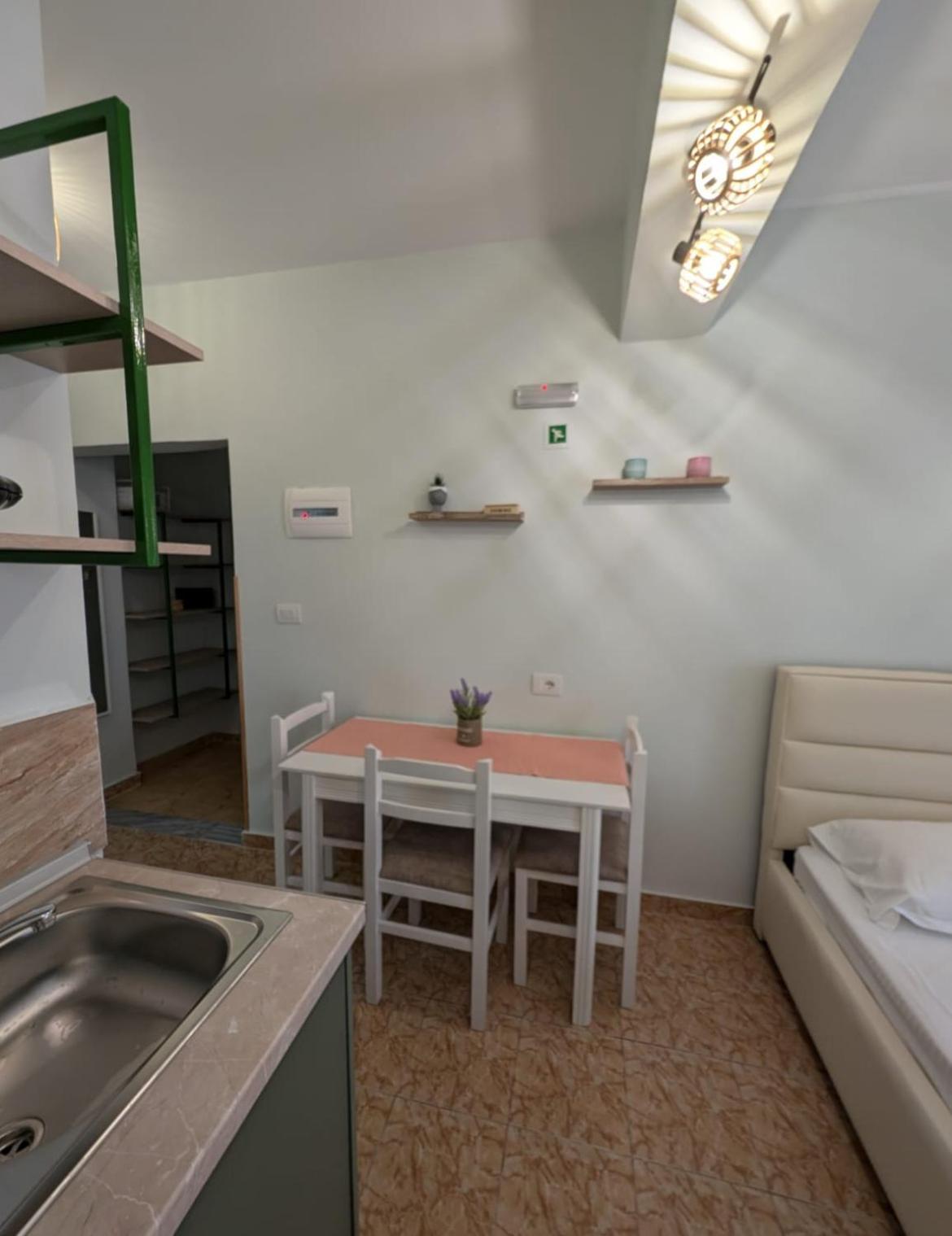 Areti Rooms Hotel Himare Esterno foto