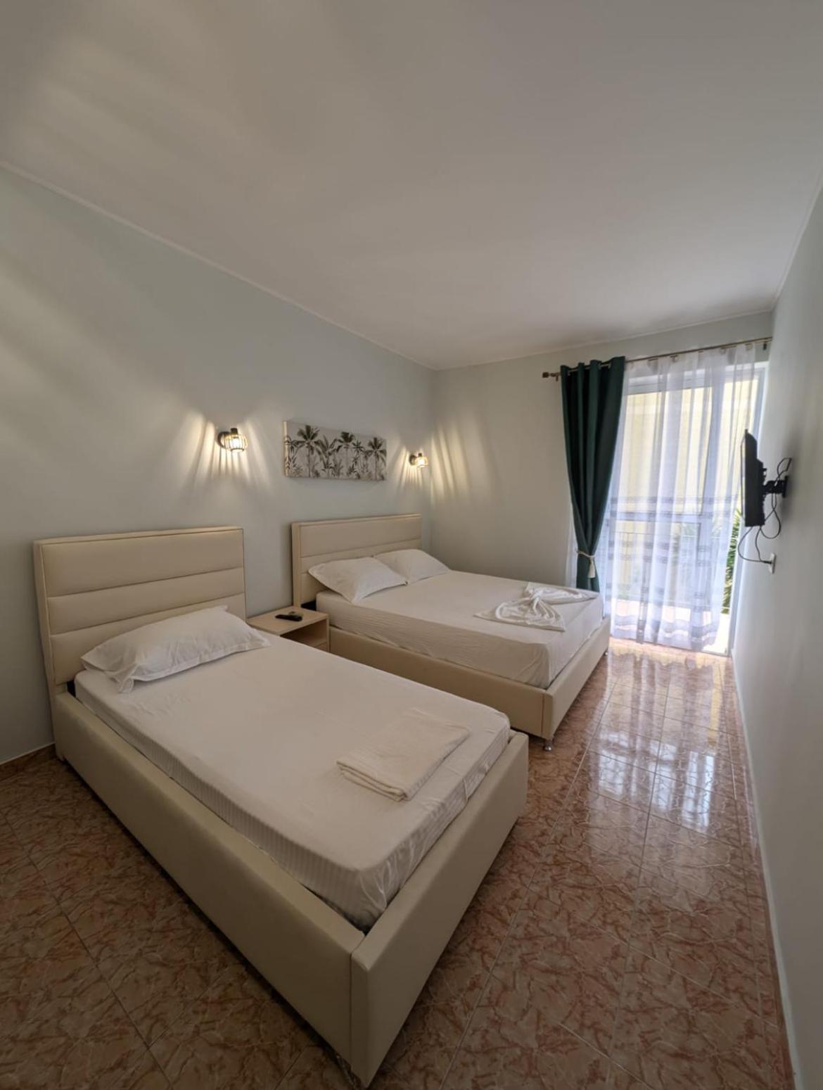 Areti Rooms Hotel Himare Esterno foto